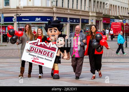 Dundee, Tayside, Schottland, Dundee Nachrichten, Großbritannien. 12.. Mai 2022. Beano`s Dennis und Gnasher befinden sich im Stadtzentrum und fördern eine historische und größte Comic-Feier aller Zeiten. Diesen Sommer feiert Dundee seinen Status als Heimat der Comics mit dem Summer Bash Street Festival, das vom 14.. Bis 24.. Juli 2022 stattfindet. Dundee wird im Rahmen des schottischen Jahres der Geschichten 2022 in „Beanotown“ verwandelt, in dem bekannte Figuren und Geschichten die Straßen der Stadt überführen und die Fülle an Geschichten feiern, die in Schottland inspiriert, geschrieben und geschaffen wurden. Kredit: Dundee Photographics/Alamy Live Nachrichten Stockfoto